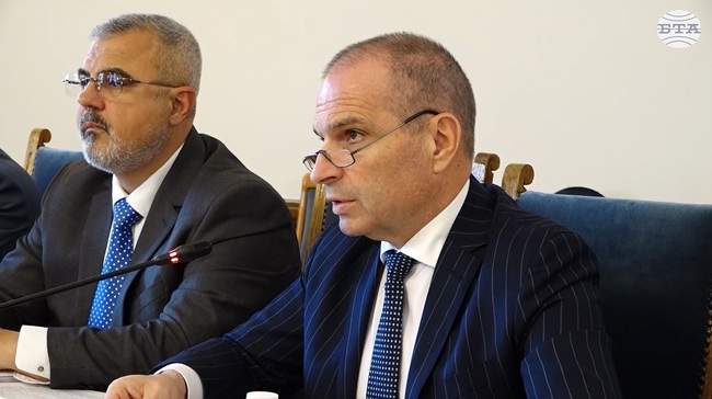 Обслужването по новите договори за ж.п. пътнически превози се очаква да започне на 13 декември 2026 г., обяви вицепремиерът Гроздан Караджов