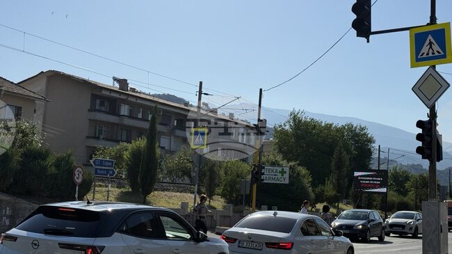 Временно движението при км 78 на автомагистрала „Струма“ в посока София се осъществява в изпреварваща и аварийна лента поради самокатастрофирал автомобил