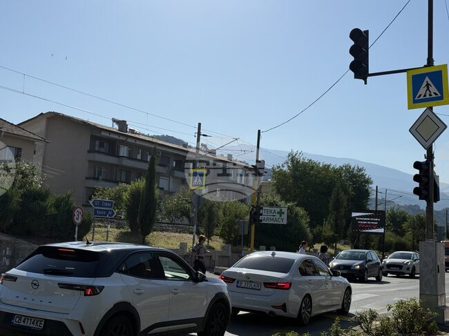 Светофарът, който трябва да улесни пътуването през град Кресна е монтиран, каза за БТА кметът Николай Георгиев