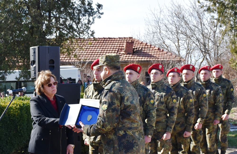 Община Ловеч: Специалният плакет на Община Ловеч получи бригаден генерал Иван Маламов, началник на НВУ „Васил Левски“ – Велико Търново  