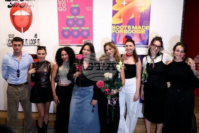 Изложба на дипломираните от магистърските програми „Визуалната комуникация“ и „Плакат“ на Националната художествена академия бе открита днес 