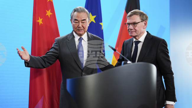 Германският министър на външните работи Йохан Вадефул е говорил с китайския си колега след отмяната на посещението му в Китай