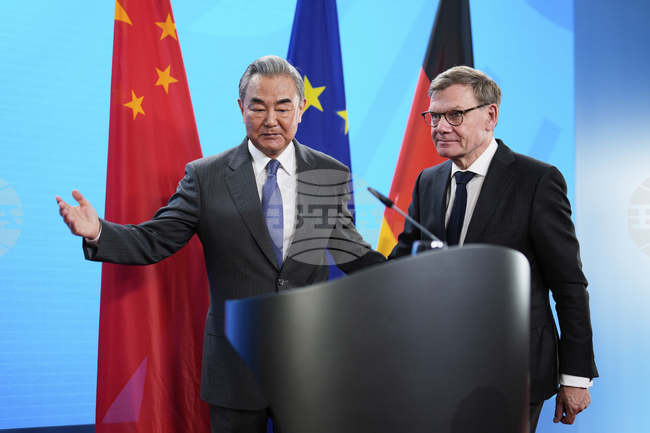 Германският министър на външните работи Йохан Вадефул е говорил с китайския си колега след отмяната на посещението си в Китай