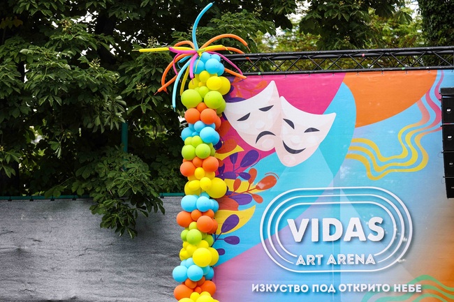 До края на септември ще продължи летният театрален сезон на сцената на Vidas Art Arena