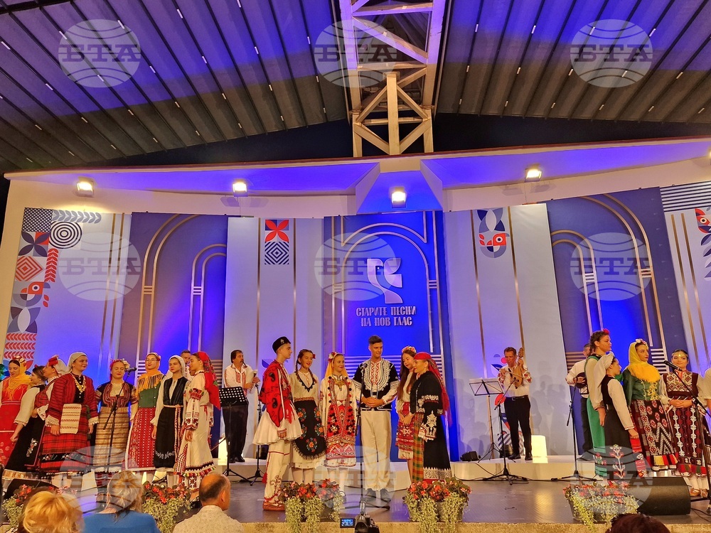 Наградиха участници във второто издание на конкурса "Старите песни на нов глас" на гала концерт