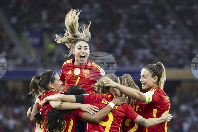 Световният шампион по футбол за жени Испания започна участието си на Европейското първенство с комфортен успех срещу Португалия