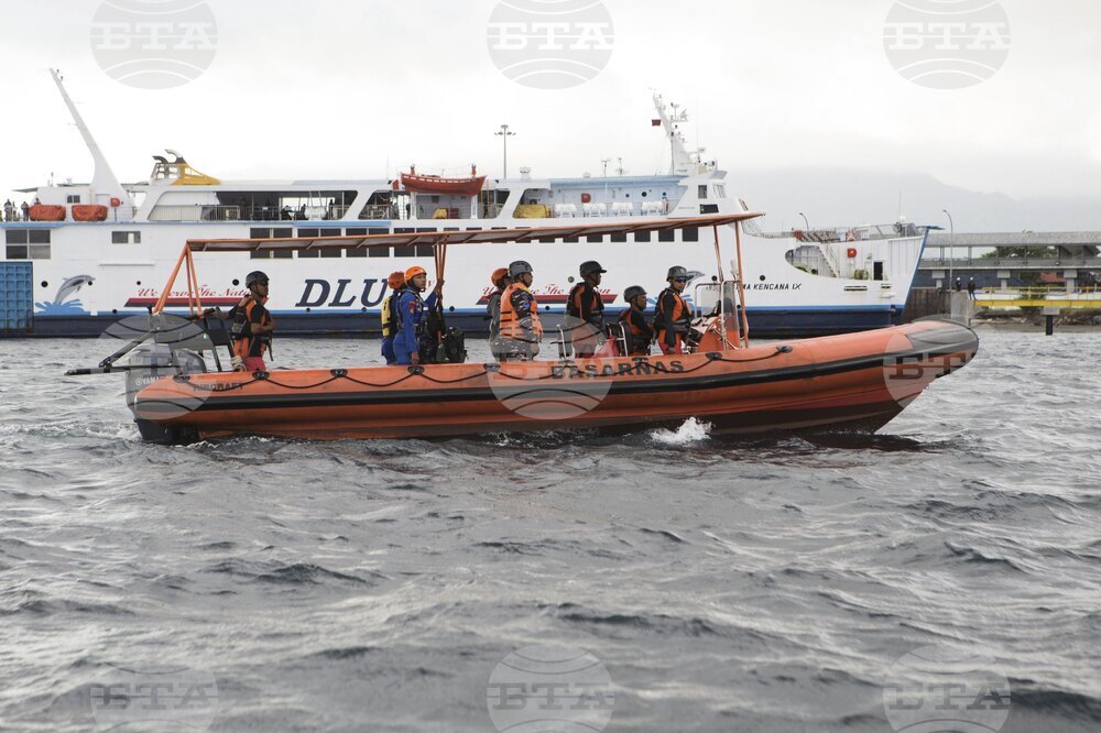 Четирима испански туристи са в неизвестност, след като туристическа лодка в Индонезия потъна