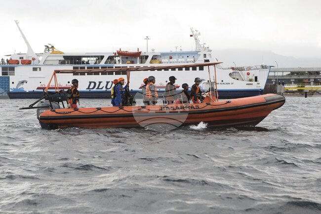 Четирима испански туристи са в неизвестност, след като туристическа лодка в Индонезия потъна