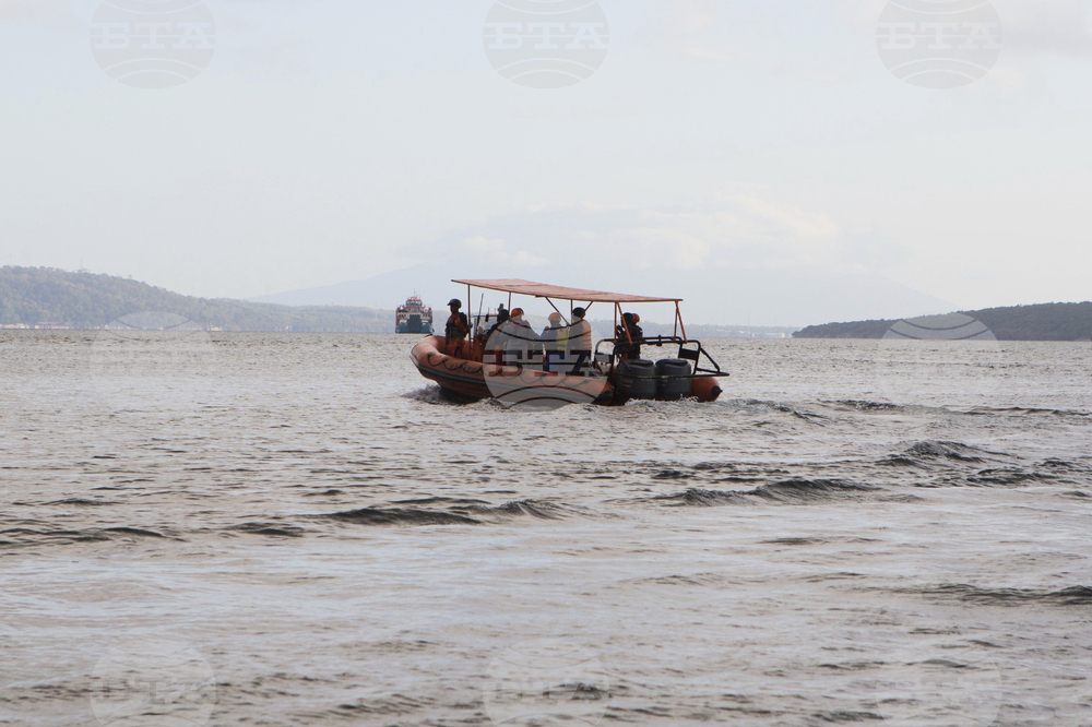 Спасени са 568 души от горящия ферибот в Индонезия, трима са загинали, съобщиха властите