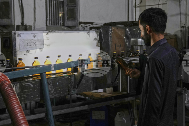 Кувейт арестува 67 души за незаконно производство на алкохол, след като 23 души загинаха от натравяне с метанол