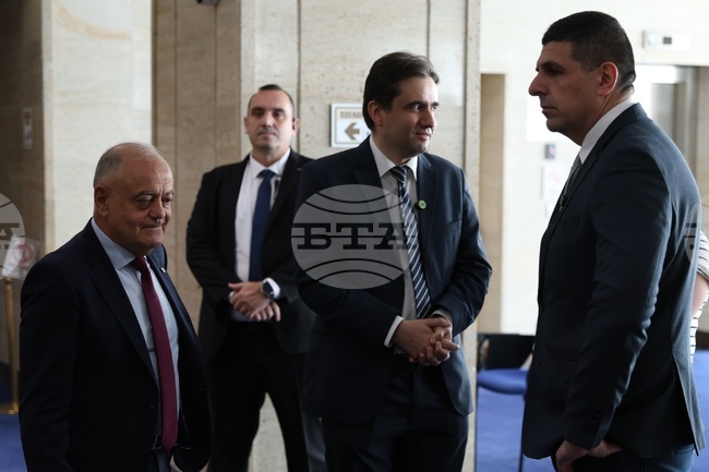 Депутатите от "Демократична България" няма да гласуват на третия вот на недоверие