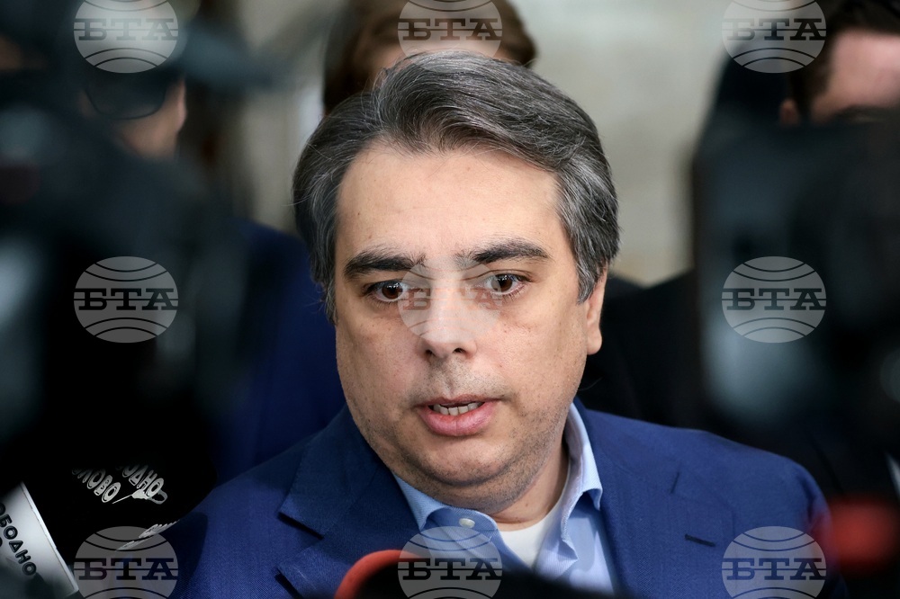 Антикорупционната комисия е влязла в кметството във Варна, няма да ни изплашат, каза Асен Василев