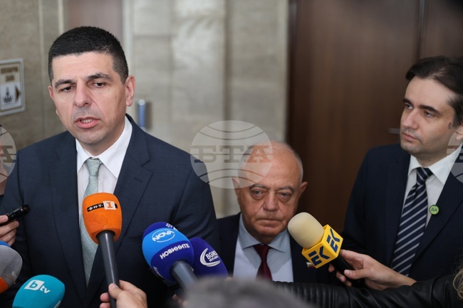 Делян Пеевски е решил да започне акция в Министерството на енергетиката по темата „Боташ“, казаха от "Демократична България"