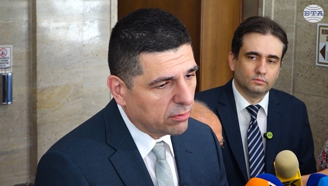 Депутатите от "Демократична България" няма да гласуват на третия вот на недоверие