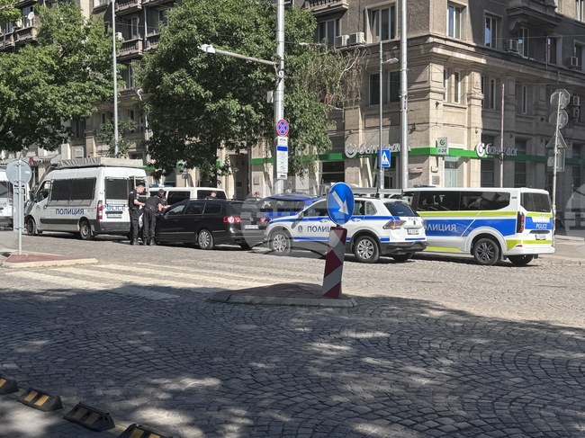 Засилено полицейско присъствие около сградите на Народното събрание, Министерския съвет и президентството