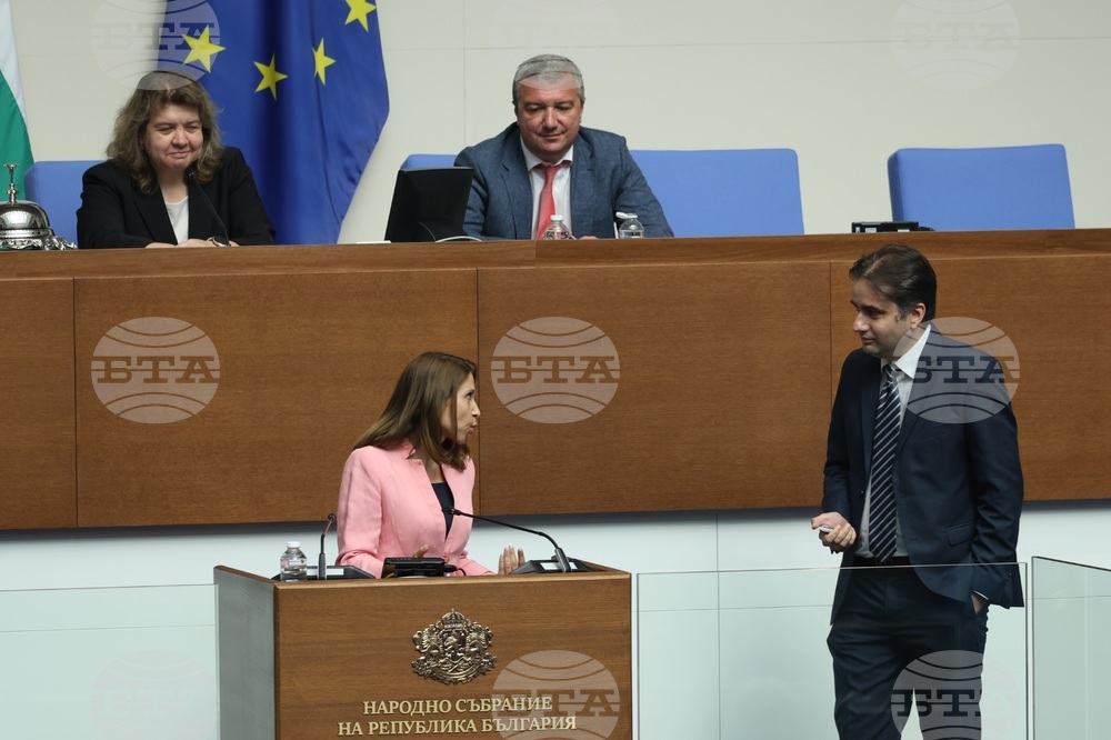 Блицконтролът беше прекъснат за втори път след отказ на Искра Михайлова от "Възраждане" да слезе от парламентарната трибуна