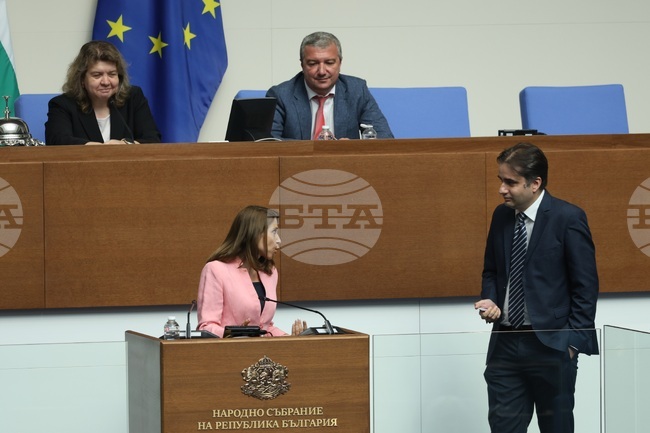 Блицконтролът беше прекъснат за втори път след отказ на Искра Михайлова от "Възраждане" да слезе от парламентарната трибуна