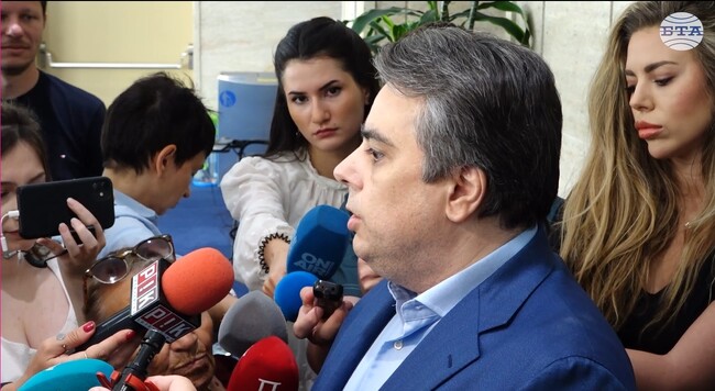 След официалното ни влизане в еврозоната ще се взема индивидуално решение за подкрепа на всеки внесен вот на недоверие, посочи Асен Василев