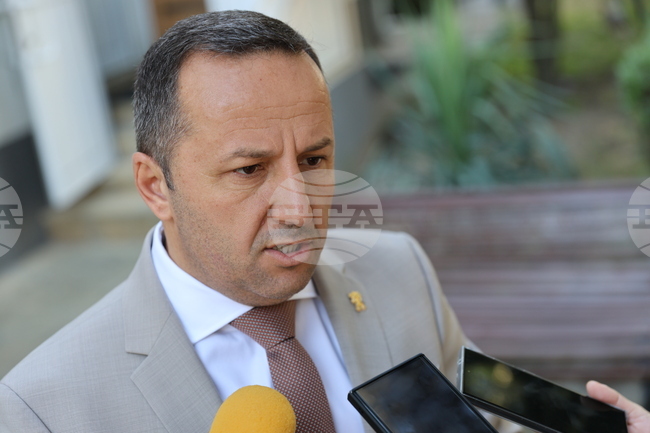 Поставянето на светофар в Кресна е пробна мярка и се оценява дали ще даде нужния ефект, каза областният управител на Благоевград