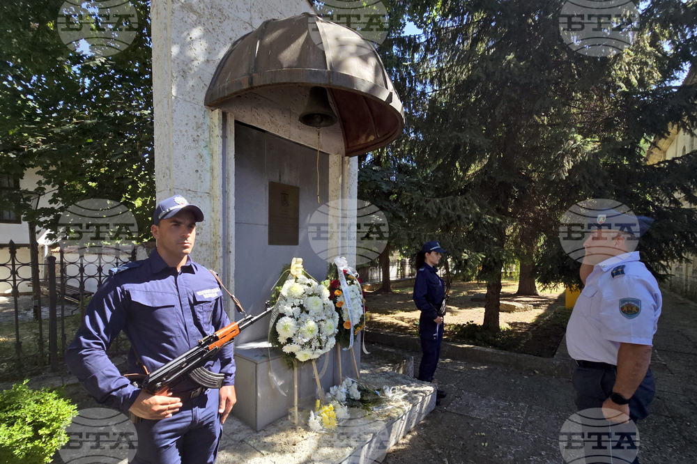Полицията в Добрич отбеляза официалния празник на служителите от системата на МВР с почетен караул и водосвет