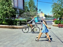 Румъния - Букурещ - жега - горещо време - минувачи - хора - улици