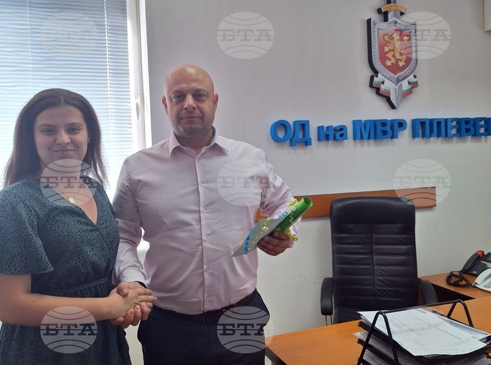 Ученичка от Плевен пише стихове и разкази, посветени на полицаите
