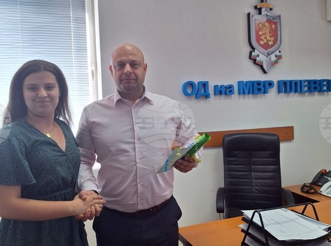 Ученичка от Плевен пише стихове и разкази, посветени на полицаите