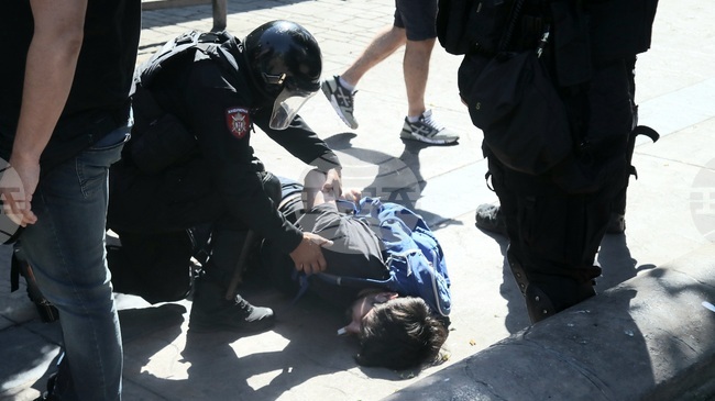 Three Protesters Detained during Blockade of Belgrade Fair