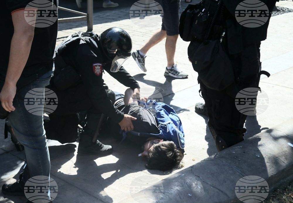 Полицията гони и арестува граждани по блокираните улици в Белград