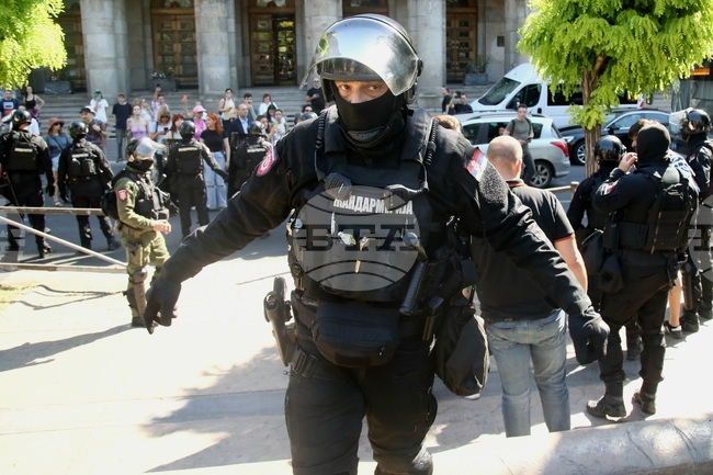 Двайсет и осем сръбски служители на реда са обвинени в полицейско насилие при антиправителствените протести през август във Валево