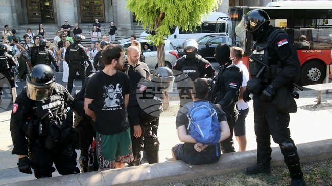Police Chase, Arrest Citizens on Blocked Streets in Serbia