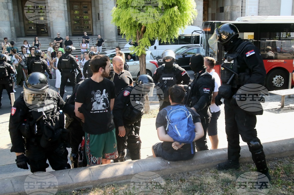 Police Chase, Arrest Citizens on Blocked Streets in Serbia