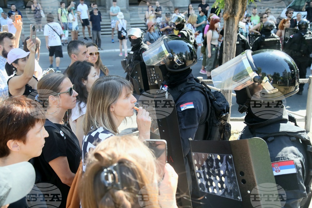 Сръбският вицепремиер и министър на вътрешните работи Ивица Дачич призова протестиращите да не нападат полицаи