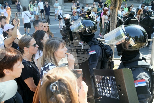 Сръбският вицепремиер и министър на вътрешните работи Ивица Дачич призова протестиращите да не нападат полицаи