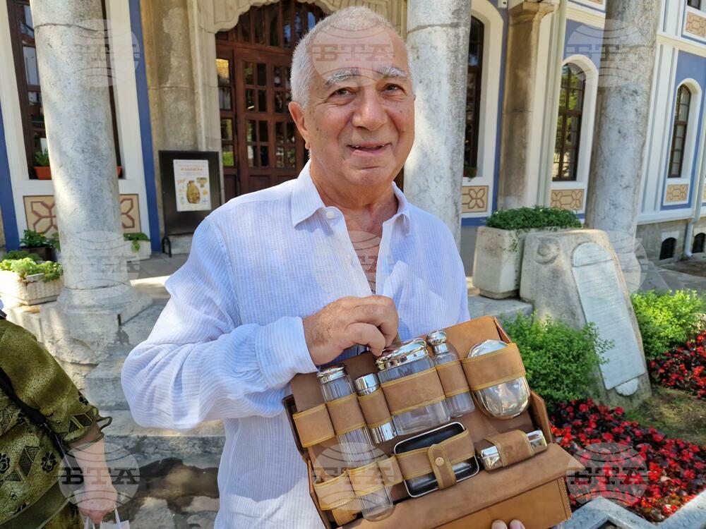 Личният несесер за пътувания на Стефан Стамболов и пиеса от румънски драматург, посветена на него, получи като дарение РИМ-Велико Търново