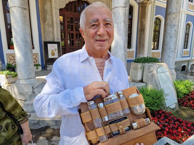 Личният несесер за пътувания на Стефан Стамболов и пиеса от румънски драматург, посветена на него, получи като дарение РИМ-Велико Търново