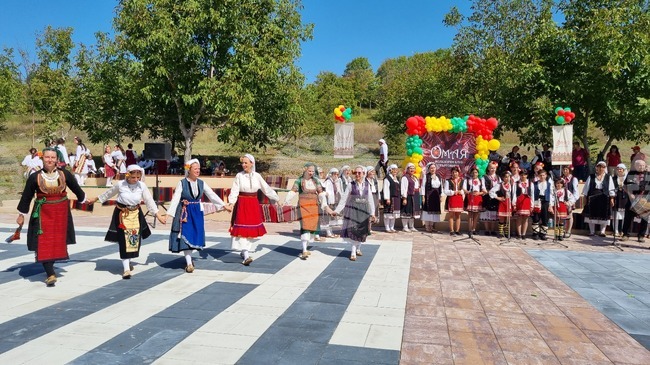 Фолклорен клуб „Омая“ провокира с репетиции на открито в Търговище