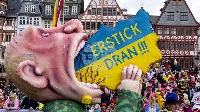 Руски съд днес отложи първото публично заседание по делото срещу германски скулптор за сатирични карнавални фигури на Путин