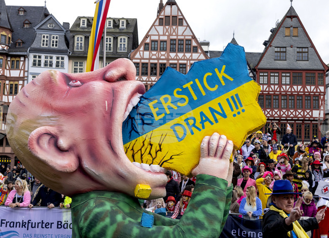 Руски съд днес отложи първото публично заседание по делото срещу германски скулптор за сатирични карнавални фигури на Путин