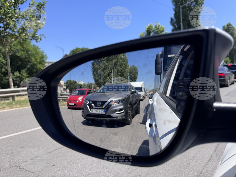 Задръствания са се образували по централни столични булеварди, придвижването с автомобили е силно затруднено