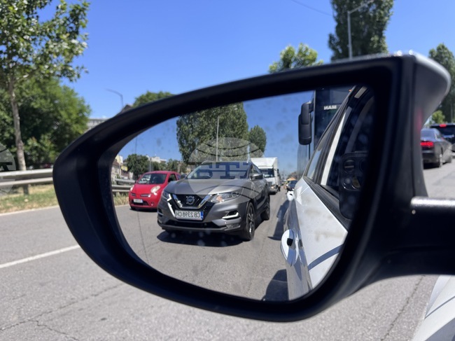 Задръствания са се образували по централни столични булеварди, придвижването с автомобили е силно затруднено