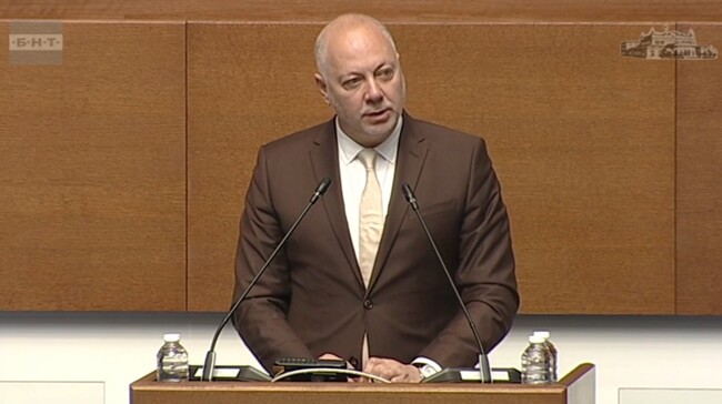 Нека гражданите да обменят левовете в евро умно, без да носят много средства в брой, защото бандитите не спят, каза премиерът Росен Желязков