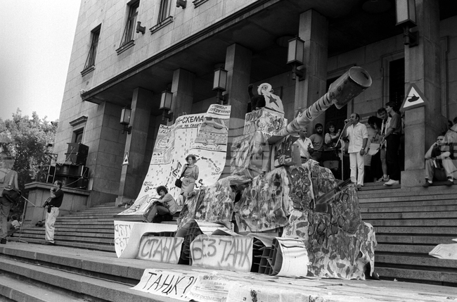 Преди 35 години президентът Петър Младенов подава оставка след обществен натиск заради репликата “Най-добре е танковете да дойдат”