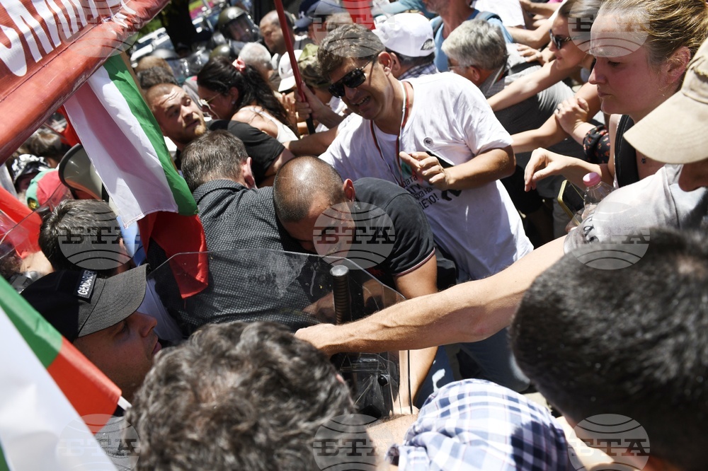 Полицай, охранявал протеста в центъра на столицата, е транспортиран в болница