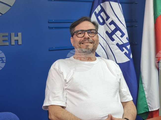 Стария бряст да бъде върнат към живот с техника от бонсай, предлага сливналия, който живее в САЩ от 30 г.