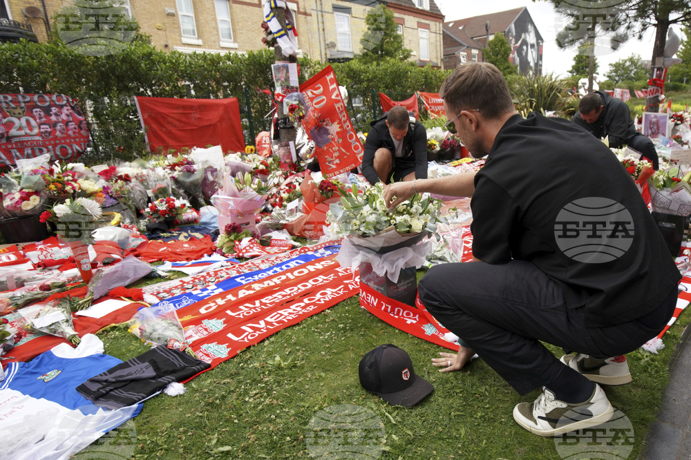 Футболистите на Ливърпул се събраха в Гондомар за погребението на съотборника си Диого Жота