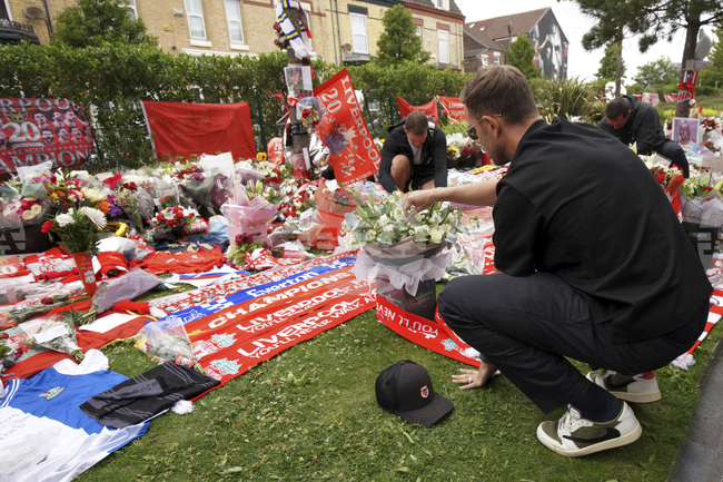Футболистите на Ливърпул се събраха в Гондомар за погребението на съотборника си Диого Жота