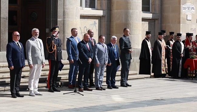 Полицаи и пожарникари отбелязаха професионалния си празник в Русе с демонстрации на техника и оборудване