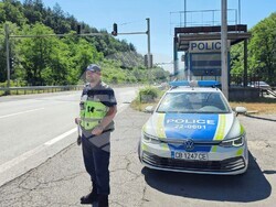Полицаи от Костенец помогнаха на жена да бъде транспортирана до столична болница