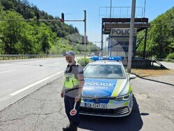 Полицаи от Костенец помогнаха на жена да бъде транспортирана до столична болница